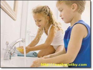 дети моют руки